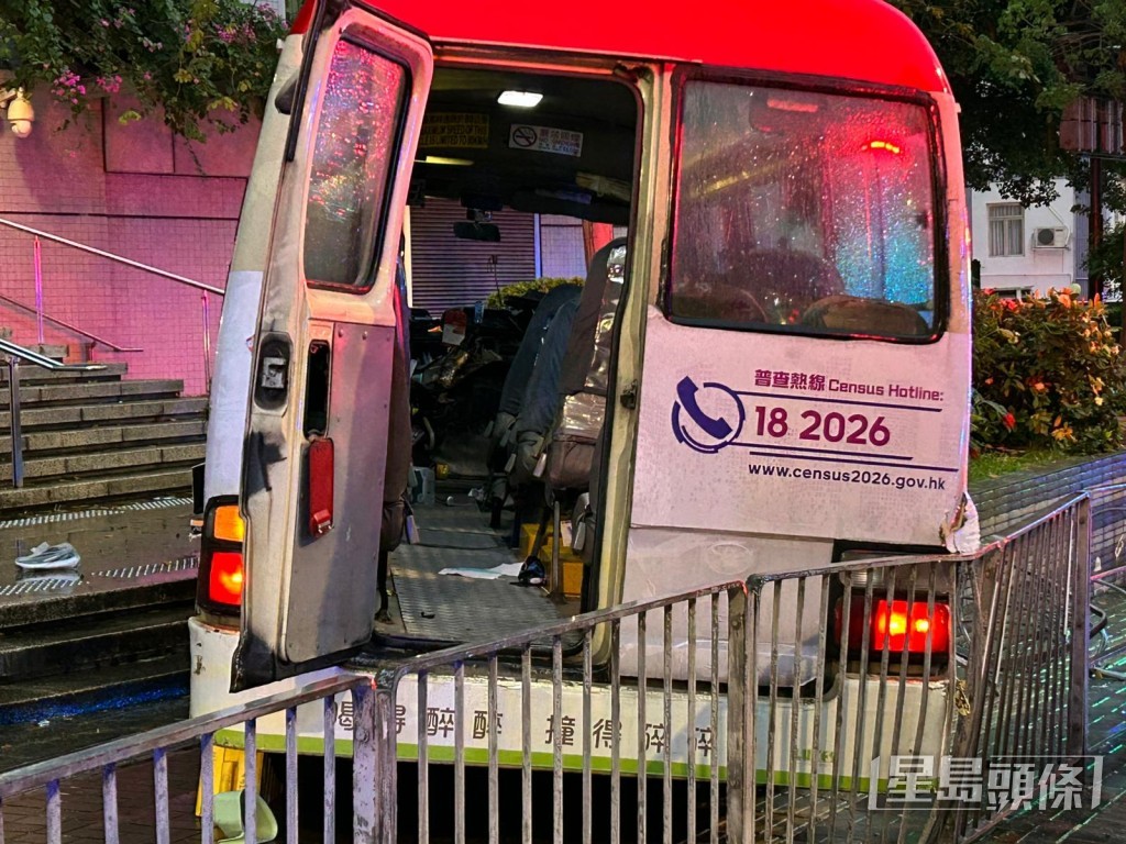 小巴車內一片狼藉。