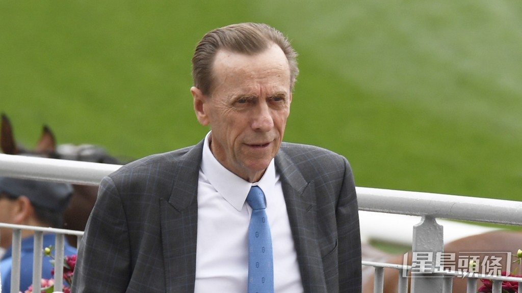  「福星小子」今朝操后返到机坪时候，蔡约翰突然停低单车看了马匹好一段时间。