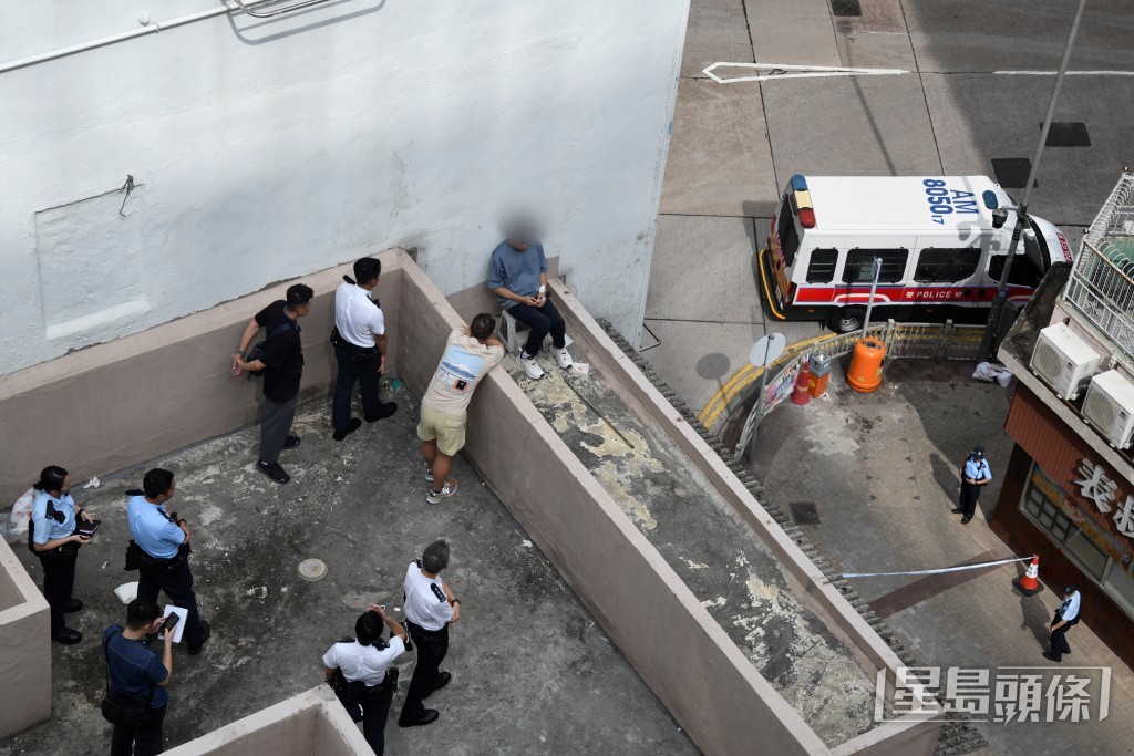 警方耐性地與事主對話。 警方耐性地與事主對話。