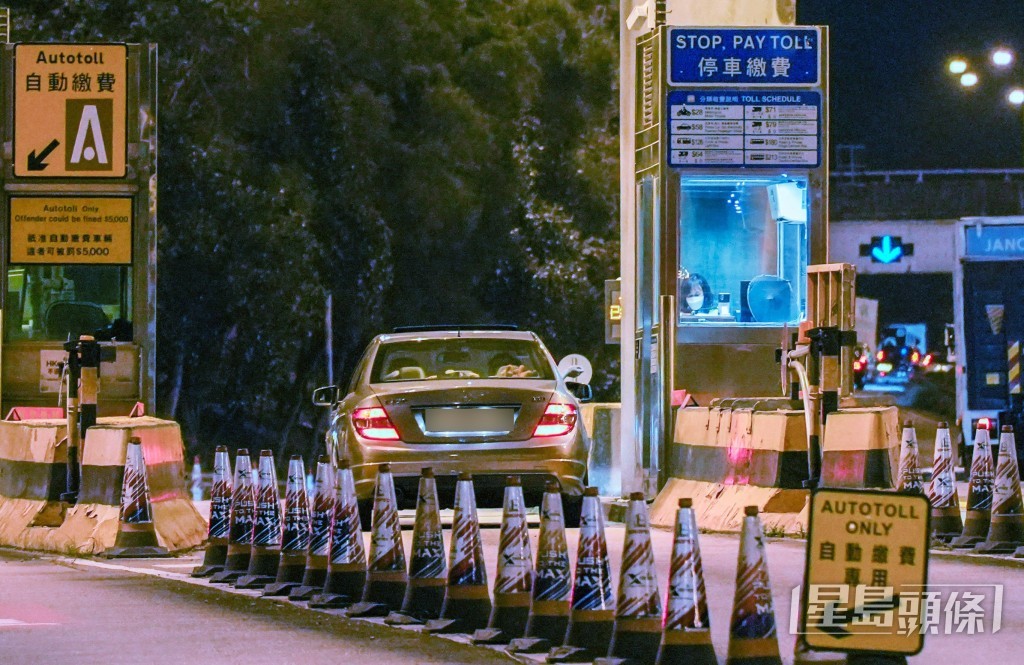 星期一至六私家車及電單車採用分段收費。資料圖片 星期一至六私家車及電單車採用分段收費。資料圖片