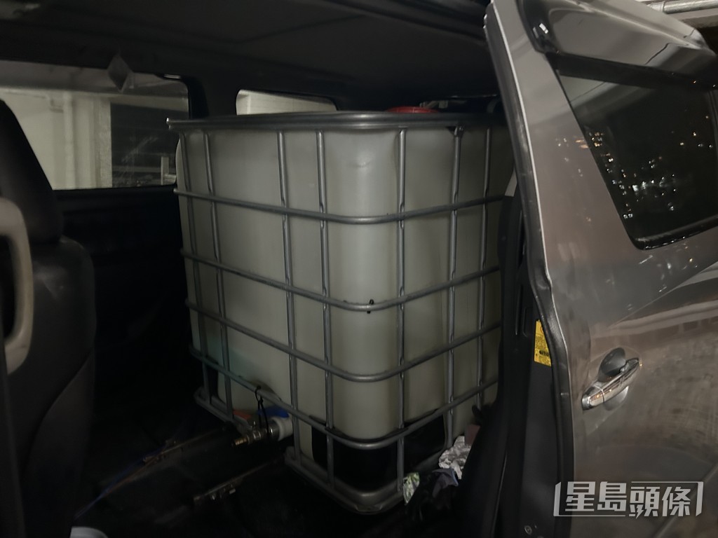 車尾空間塞入了一個大膠箱，內藏約400公升汽油。