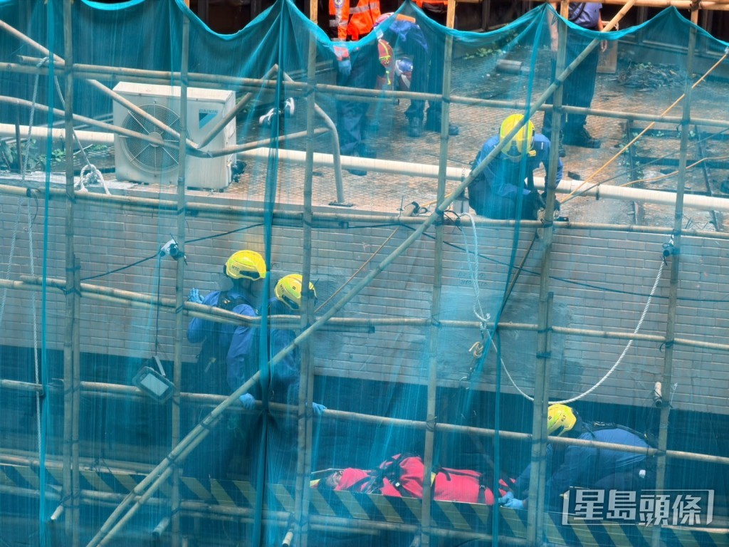 救援人員將事主救下。梁國峰攝 救援人員將事主救下。梁國峰攝