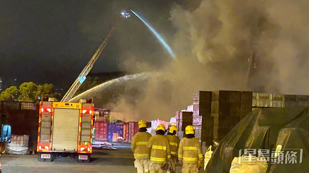 消防處接報後,海陸兩路調派人手趕赴現場,期間更升起雲梯並派出滅火輪到場夾擊射水。蔡楚輝攝 消防處接報後,海陸兩路調派人手趕赴現場,期間更升起雲梯並派出滅火輪到場夾擊射水。蔡楚輝攝