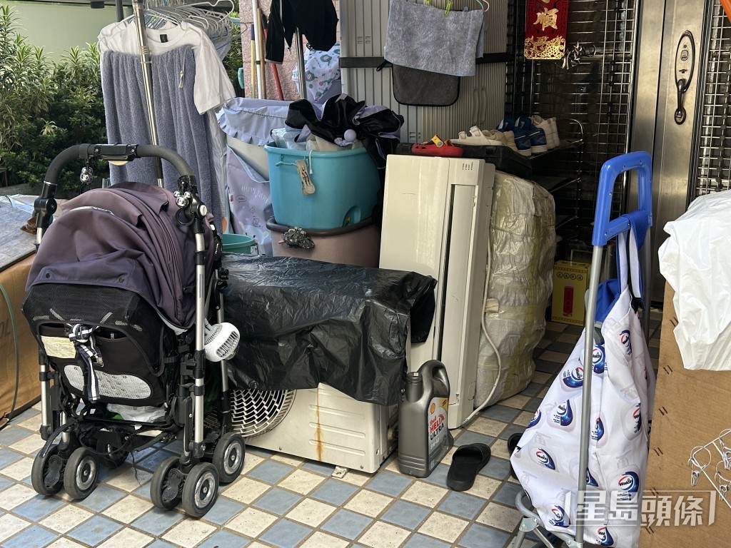單位門外有嬰兒車及二手冷氣機。林思明攝 單位門外有嬰兒車及二手冷氣機。林思明攝