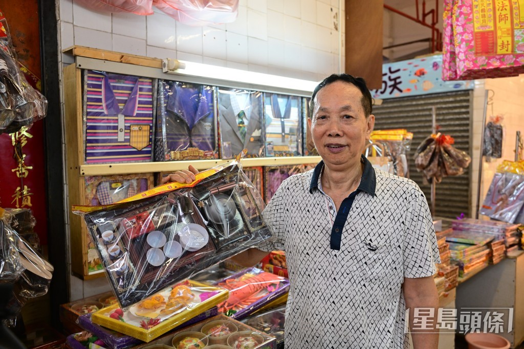 紙紮舖負責人李先生表示,成本上漲一成,加價約百分之五,但店舖人流較多。陳極彰攝 紙紮舖負責人李先生表示,成本上漲一成,加價約百分之五,但店舖人流較多。陳極彰攝