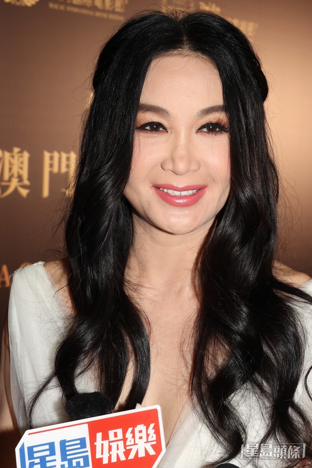 。溫碧霞有份參演彭浩翔的新片《如果人魚不劈腿》暫定明年暑假上映，她指首次嘗試演讓人會心微笑的喜劇，更想試不同片種。工