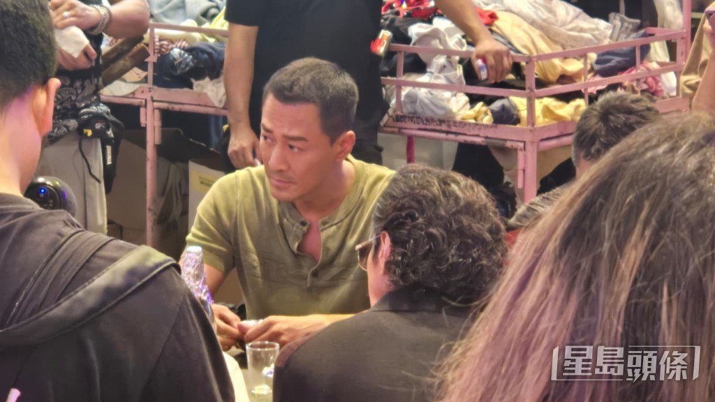 接近凌晨2點,林峯現身廟街。 接近凌晨2點,林峯現身廟街。