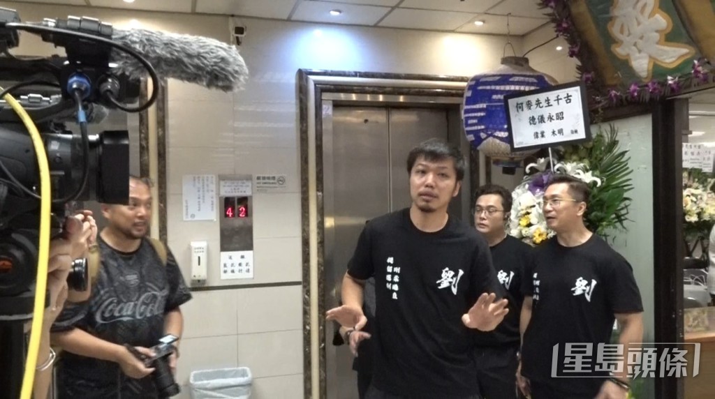 同門工作人員在靈堂外向傳媒交代，表示家屬希望喪禮低調進行並婉拒受訪。