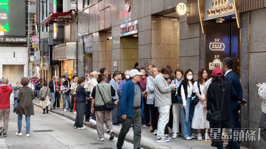 位於中環士丹利街的傳統熱門投注站,今日下午續出現長長人龍。 位於中環士丹利街的傳統熱門投注站,今日下午續出現長長人龍。