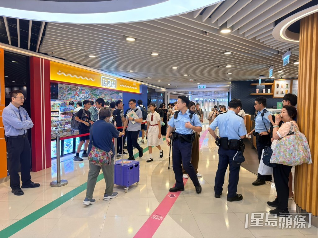警員到場維持秩序。梁國峰攝 警員到場維持秩序。梁國峰攝