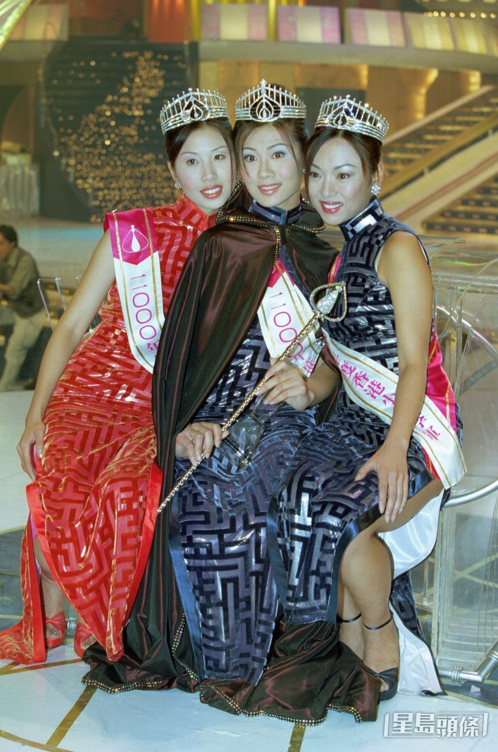 2000年港姐三甲為（左起）亞軍簡佩堅、冠軍劉慧蘊、季軍劉嘉慧。