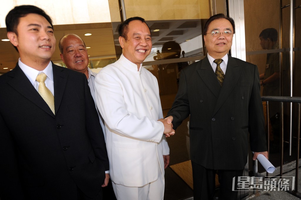 最令司徒法正知名度大增的事件,就是為龔如心爭產案做專家證人。 最令司徒法正知名度大增的事件,就是為龔如心爭產案做專家證人。