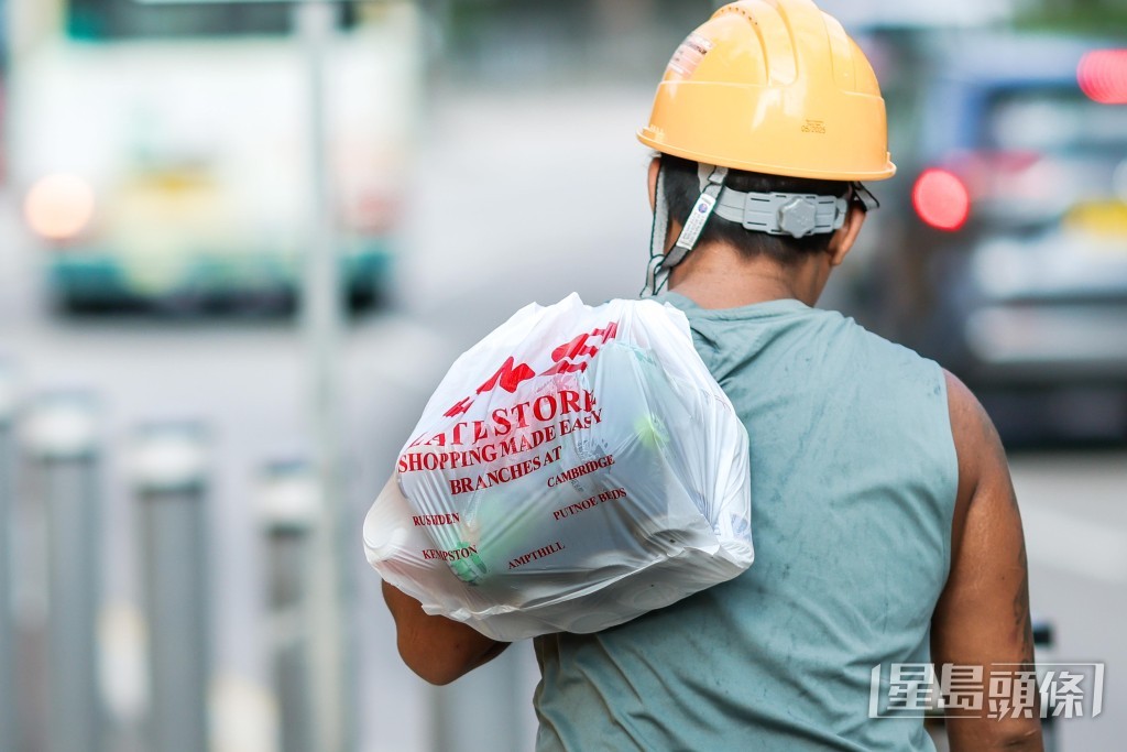 天文台早前錄得破紀錄氣溫36.9°C,惟勞工處僅發出「黃色工作暑熱警告」。資料圖片 天文台早前錄得破紀錄氣溫36.9°C,惟勞工處僅發出「黃色工作暑熱警告」。資料圖片