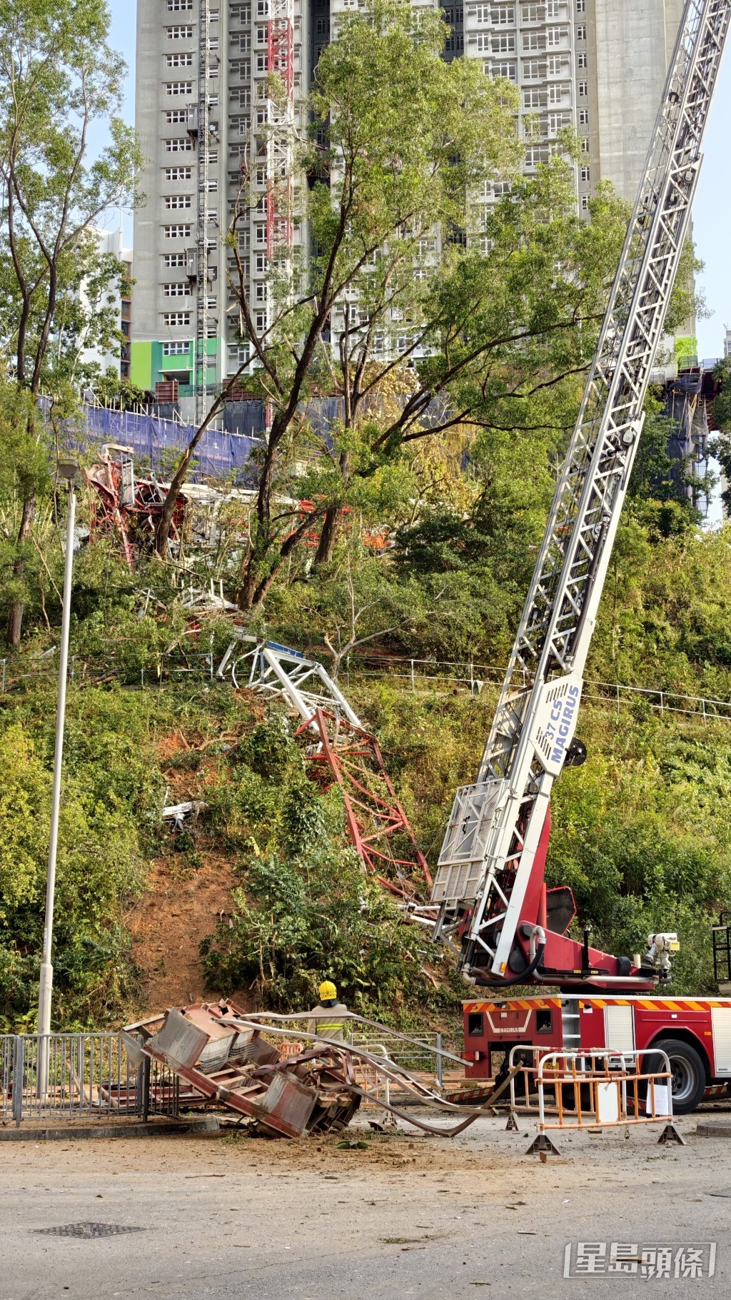 天秤倒塌跌落葵涌邨對開山坡。