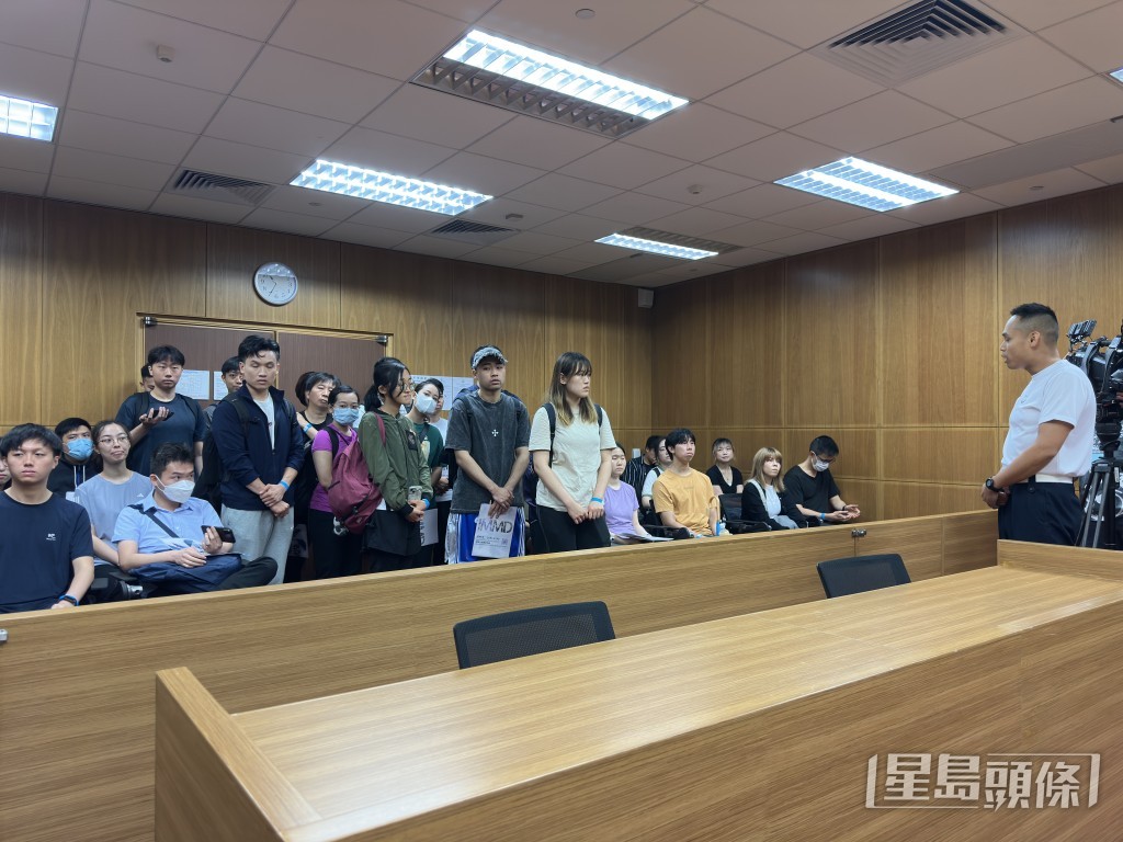 導師講解出入境及模擬法庭。 導師講解出入境及模擬法庭。