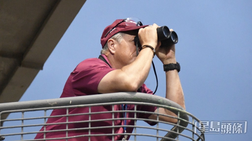 今朝桂福特在機坪閘口截停希威森同田泰安，三位南洲人講到滔滔不絕，歷時十五分鐘之久。
