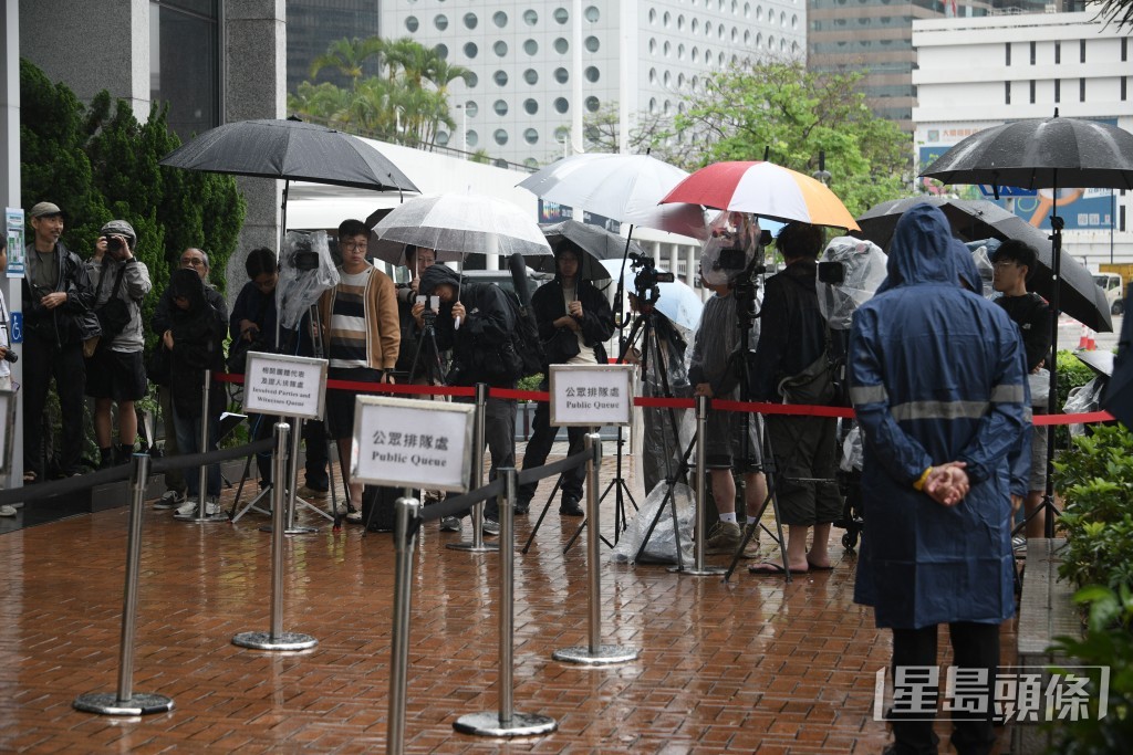 不少市民冒雨排隊入場旁聽。