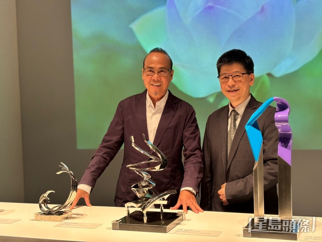 韓秉華（左）及香港文化博物館署理總館長鄧民亮（右）。脫芷晴攝