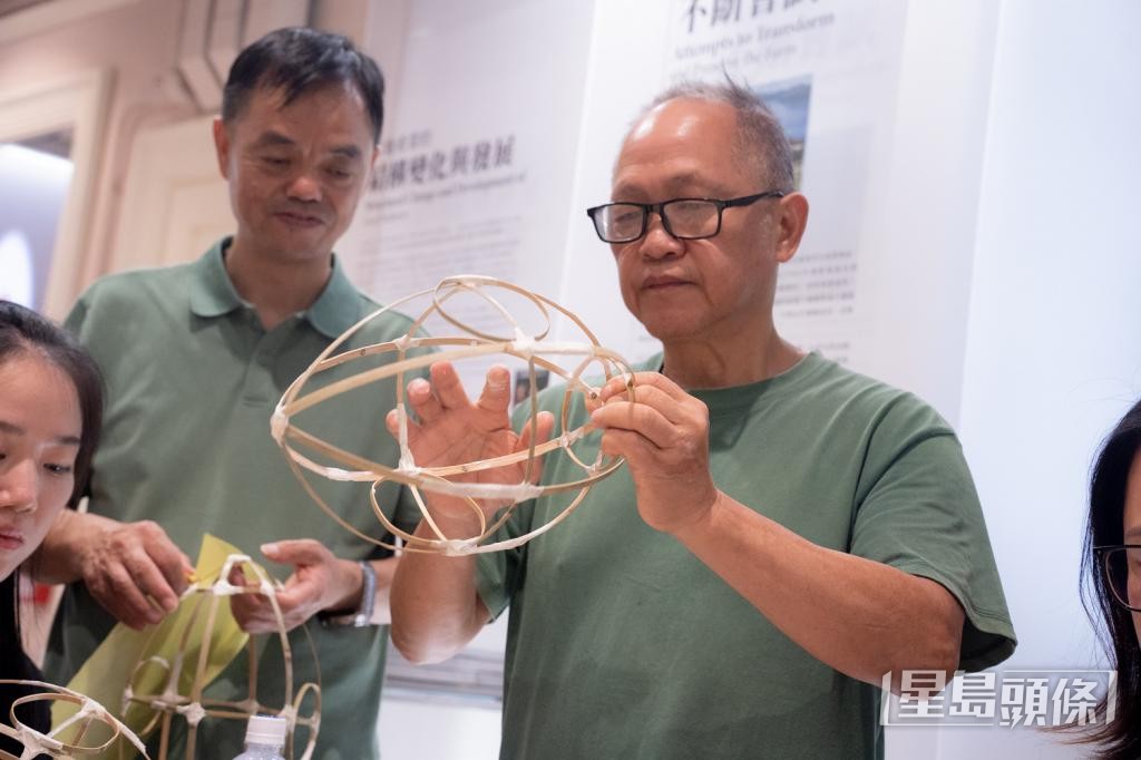 吴江干教授珠海学院文化遗产硕士课程的学生传统灯笼扎作技巧。