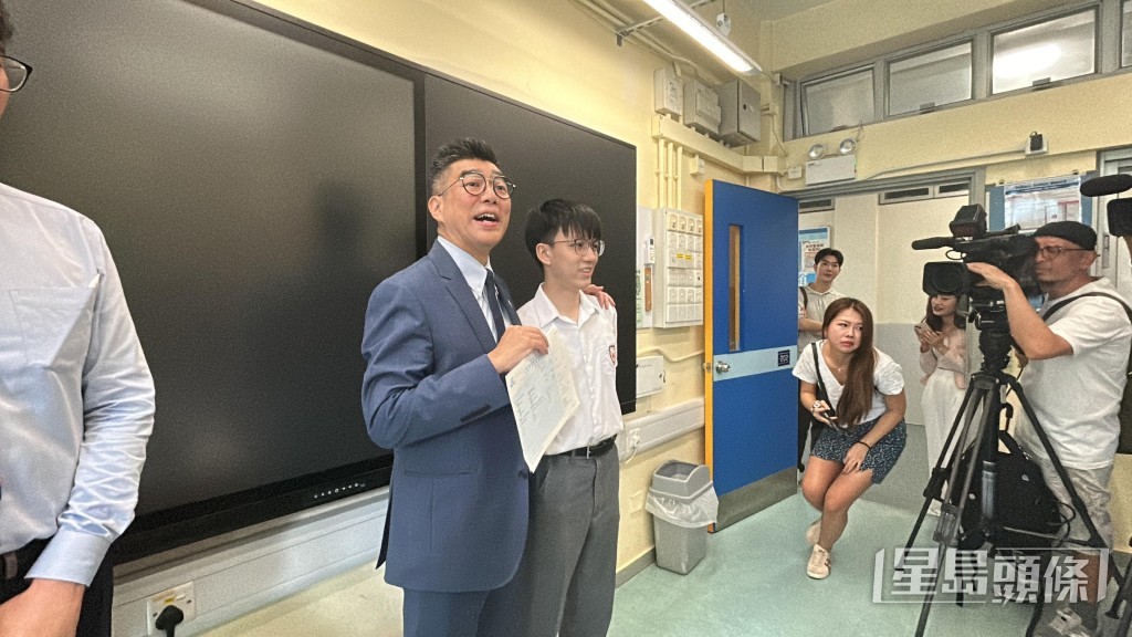 黃泓智與校長合照。 黃泓智與校長合照。