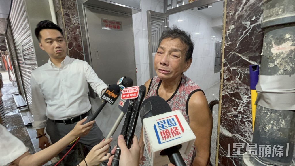 她哭訴自己無力將丈夫扯出起火單位外。
