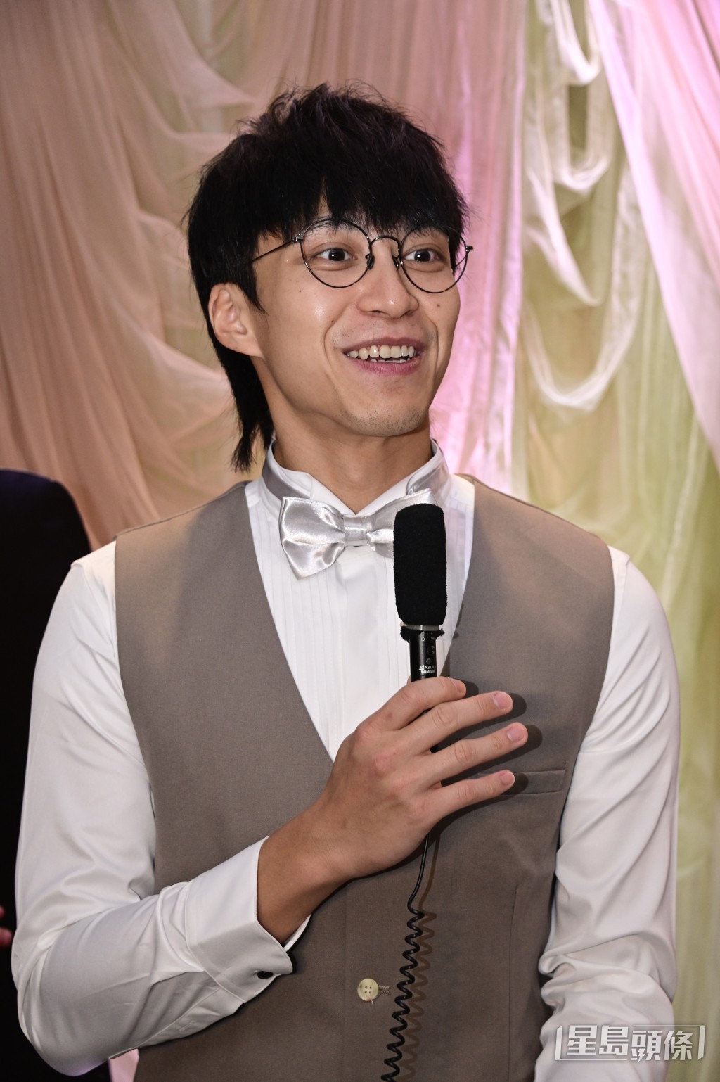 吳業坤反串做姊妹。 吳業坤反串做姊妹。