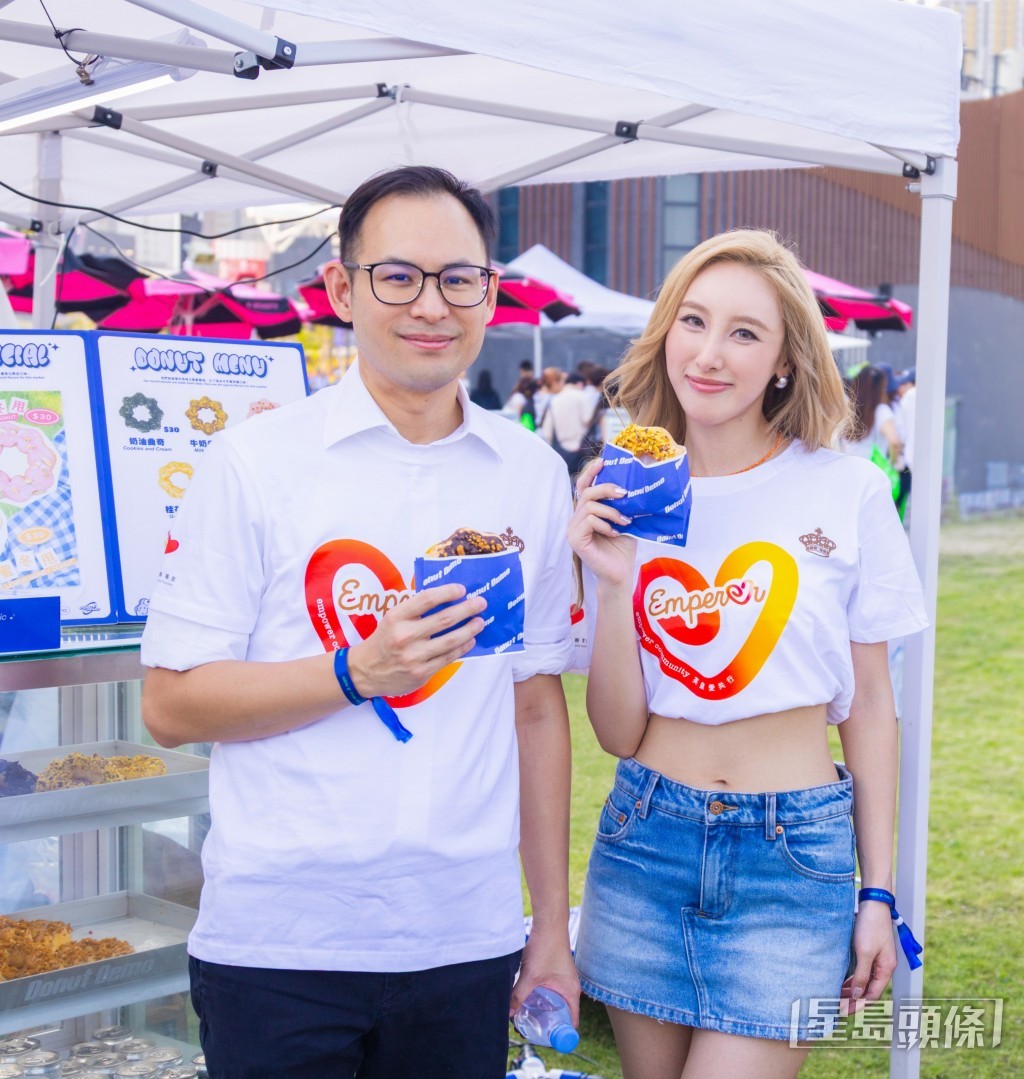 Alex更與Angela一起行勻活動攤位及美食大道,落力幫襯小店。 Alex更與Angela一起行勻活動攤位及美食大道,落力幫襯小店。