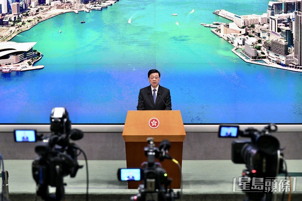 李家超今早（20日）出席行會前見記者。盧江球攝