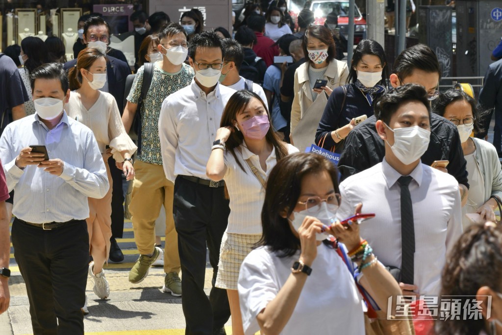 人群密集的地方應戴口罩以防飛沫傳播，尤其是喉嚨不適的人士。資料圖片