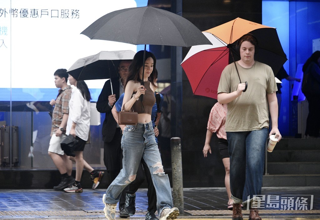 梁榮武表示熱帶風暴韋帕風力最大的位置有可能直接影響香港。陳浩元攝 梁榮武表示熱帶風暴韋帕風力最大的位置有可能直接影響香港。陳浩元攝