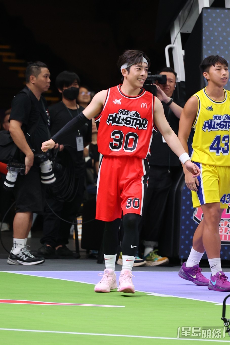 Edan人逢喜事精神爽,不斷射入3分波。 Edan人逢喜事精神爽,不斷射入3分波。