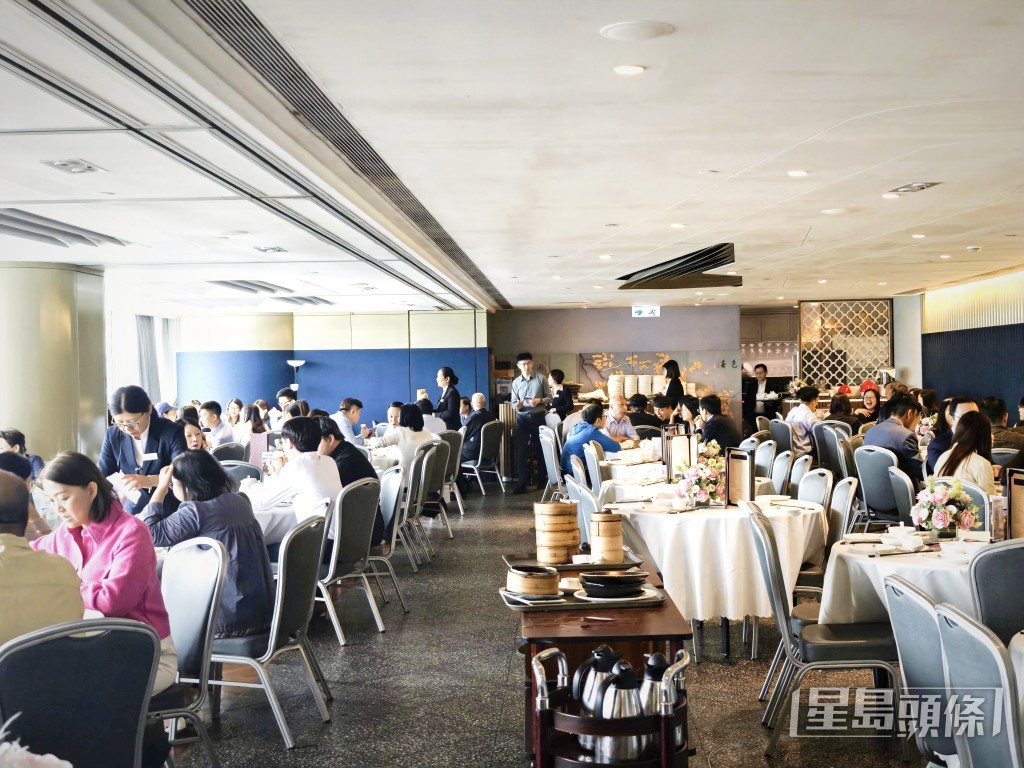 現場所見,酒樓內坐滿人,大部分食客均有訂枱。 現場所見,酒樓內坐滿人,大部分食客均有訂枱。