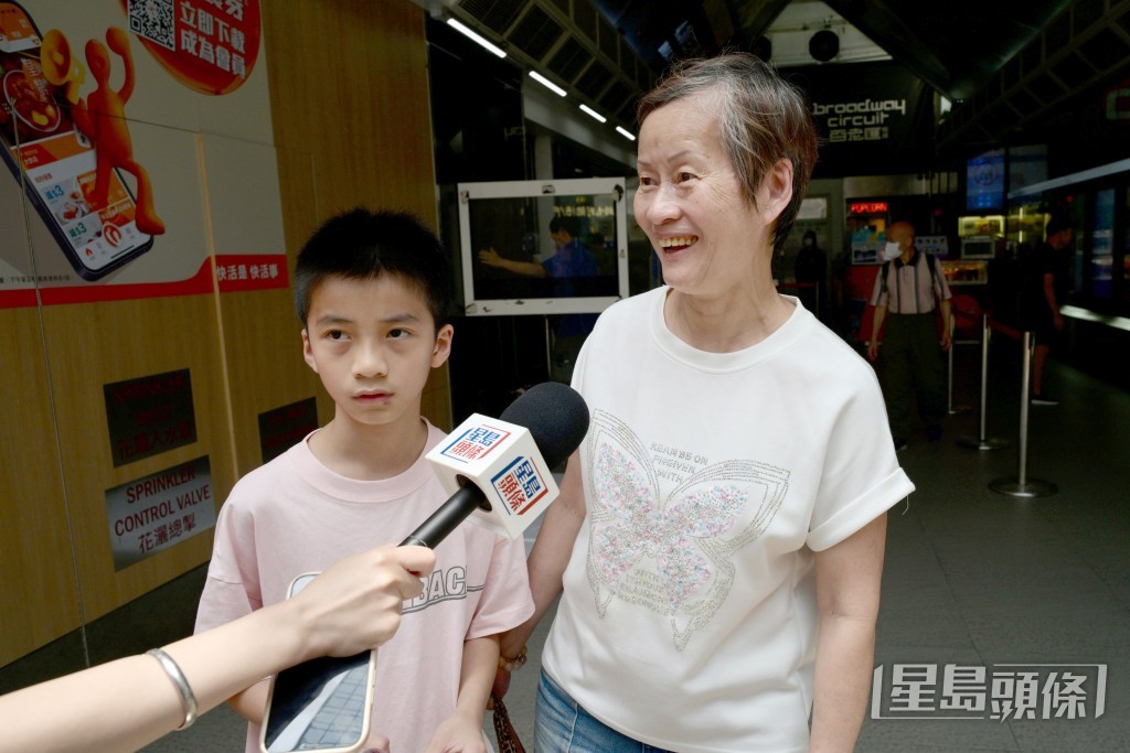 明婆婆帶孫兒看美國電影《MINECRAFT: 我的世界大電影》。蘇正謙攝 明婆婆帶孫兒看美國電影《MINECRAFT: 我的世界大電影》。蘇正謙攝