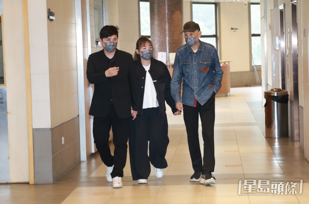 李泳豪夫婦陪父親李家鼎現身施明喪禮。 李泳豪夫婦陪父親李家鼎現身施明喪禮。
