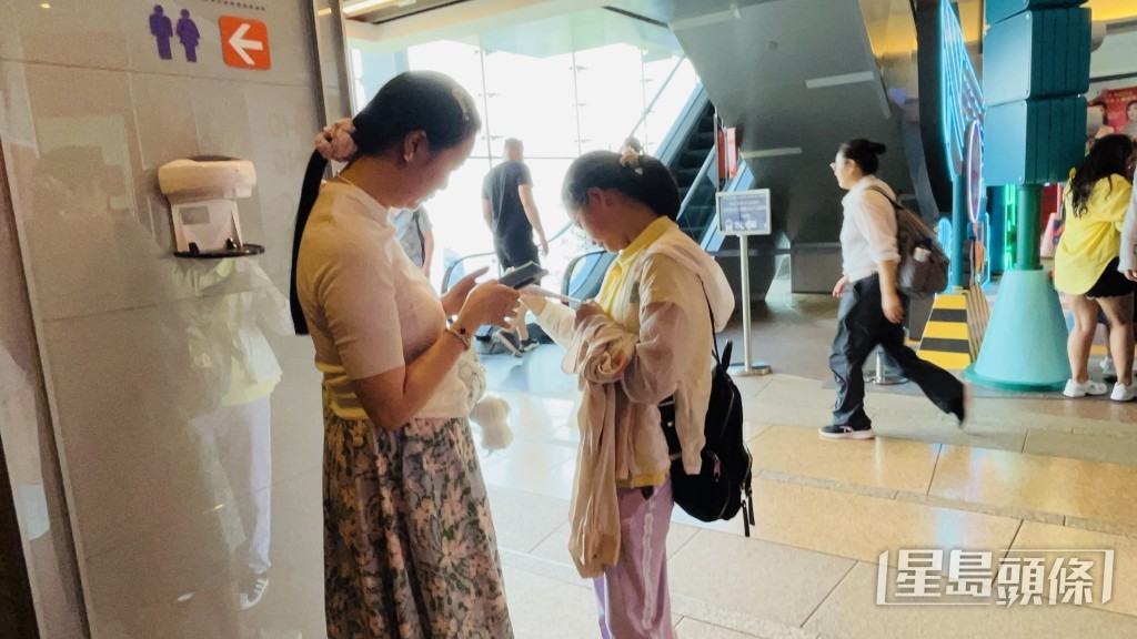圖左白衣女子頭部被暖水壺擊中。