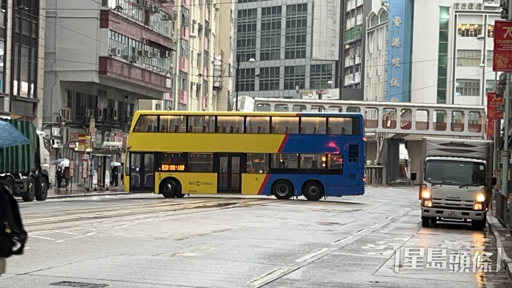 英皇道介乎芬尼街與糖廠街一段東西行封閉,多條巴士路線改道。林思明攝 英皇道介乎芬尼街與糖廠街一段東西行封閉,多條巴士路線改道。林思明攝