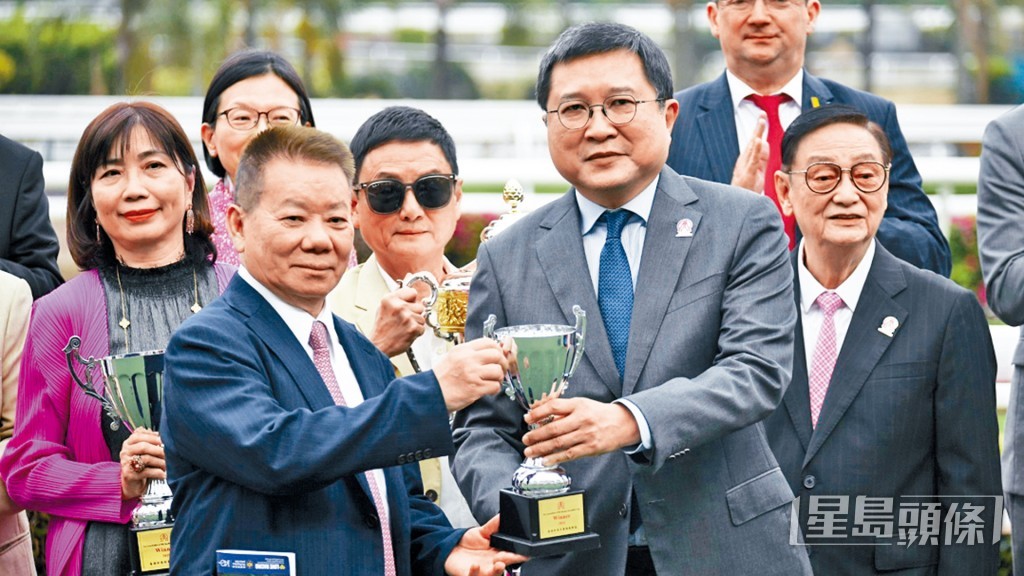 文家良馬房的「金主」，昨日捧走香港評馬同業協進會挑戰盃。