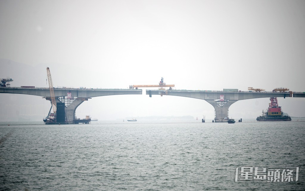 審計報告發現連接港珠澳大橋香港口岸的屯門至赤鱲角連接路工程造價合計超支39億元。資料圖片