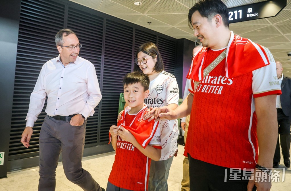 啟德體育園行政總裁莊澤基向第一百萬名觀眾派發禮物。 何家豪攝 啟德體育園行政總裁莊澤基向第一百萬名觀眾派發禮物。 何家豪攝