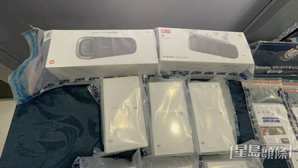 警方展示起回的手機及信用卡。楊偉亨攝 警方展示起回的手機及信用卡。楊偉亨攝