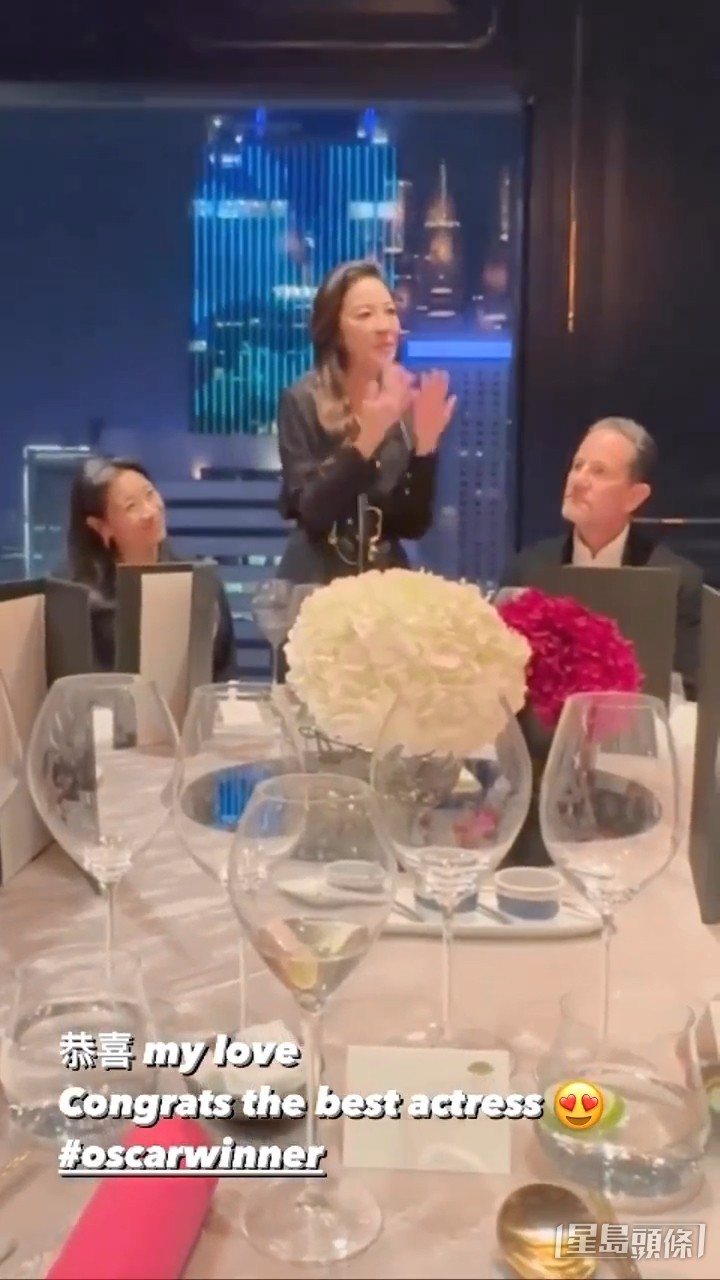 楊紫瓊今年4月曾經回港,參加金像獎外,還設宴款待香港好友,慶祝獲得奧斯卡影后。 楊紫瓊今年4月曾經回港,參加金像獎外,還設宴款待香港好友,慶祝獲得奧斯卡影后。