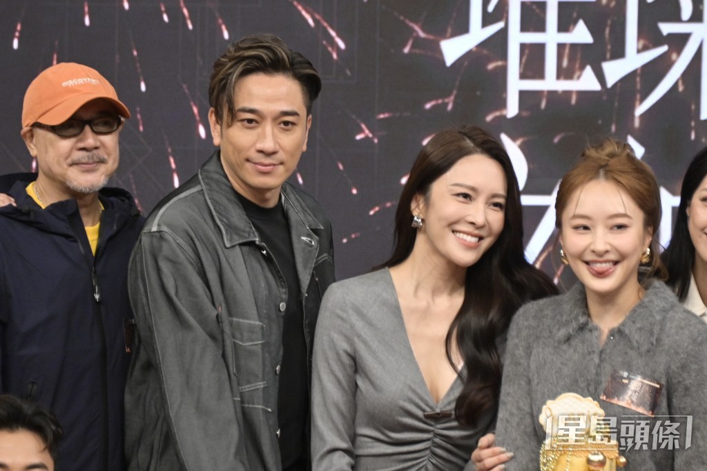 日前，李成昌（左一）在出席《璀璨之城》宣傳活動時接受媒體訪問。