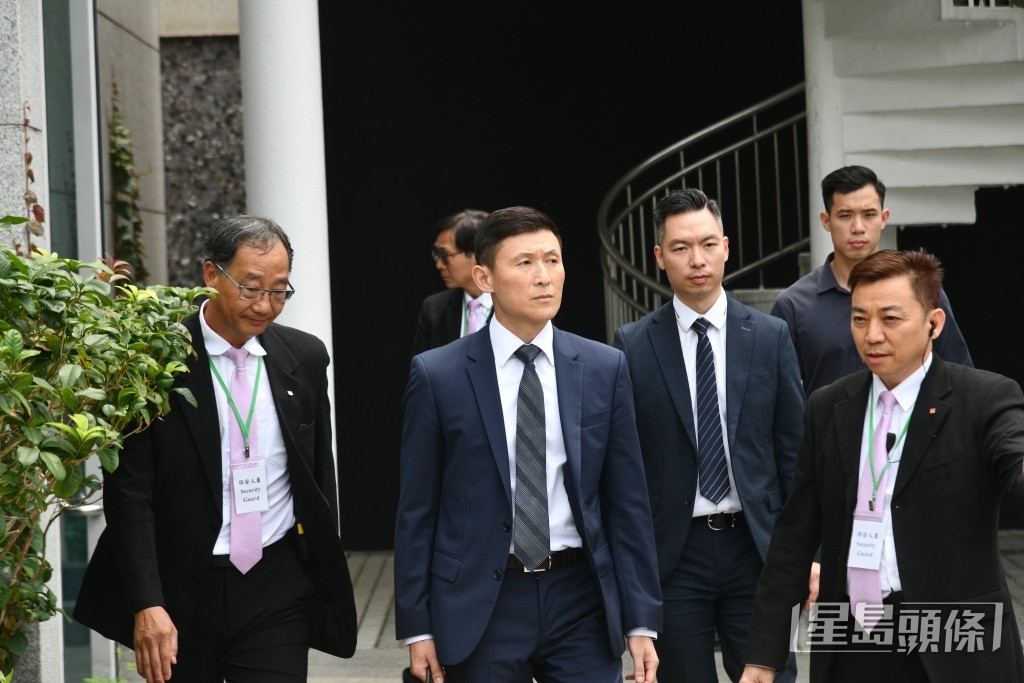 陳慶勇指大火當日有考慮用政府緊急警示系統,但因擔心居民不分情況跑出單位逃生造成危險,加上發出該系統訊息需時約一小時而作罷。 陳慶勇指大火當日有考慮用政府緊急警示系統,但因擔心居民不分情況跑出單位逃生造成危險,加上發出該系統訊息需時約一小時而作罷。