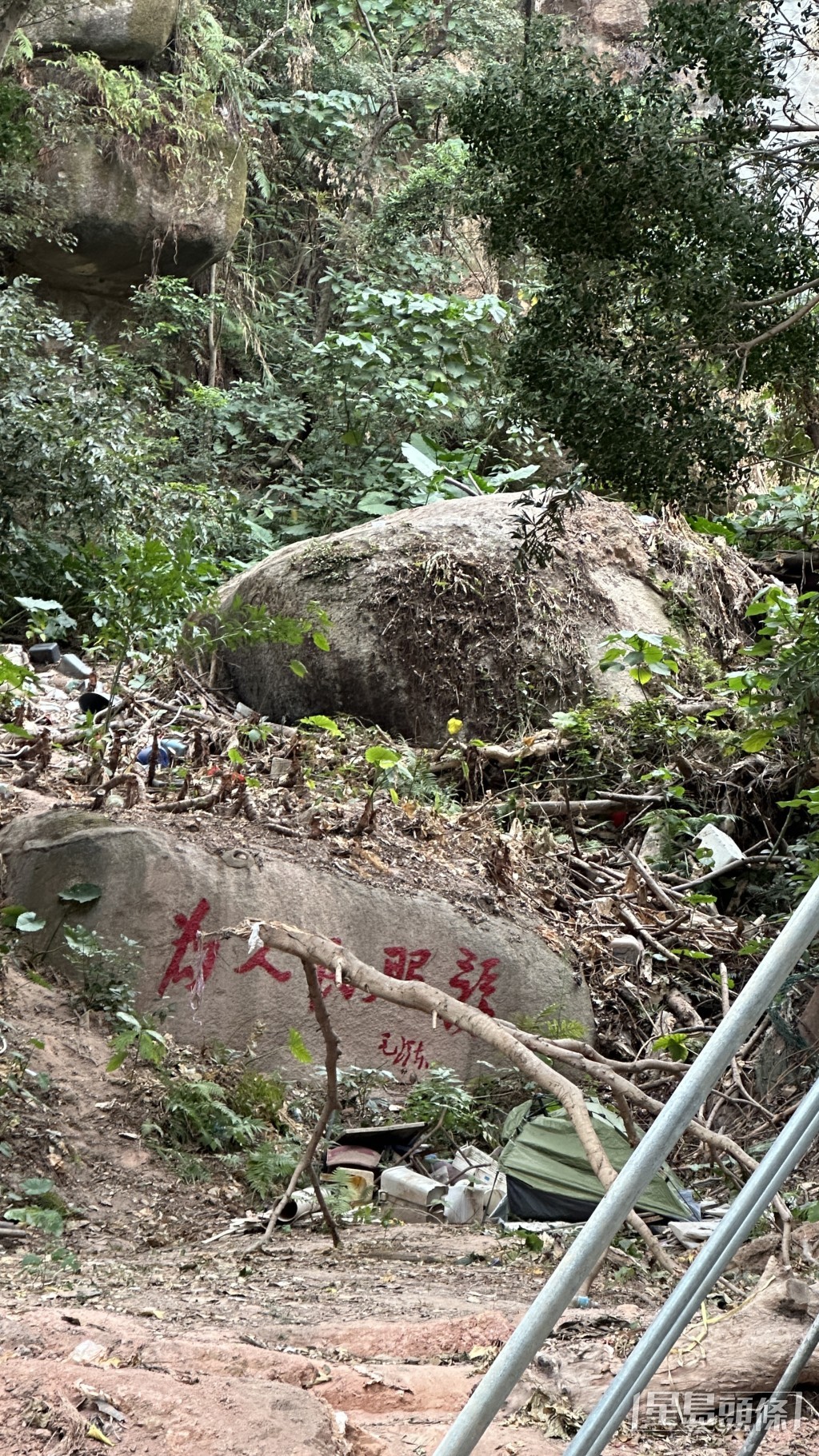 毛澤東像已移除。 毛澤東像已移除。