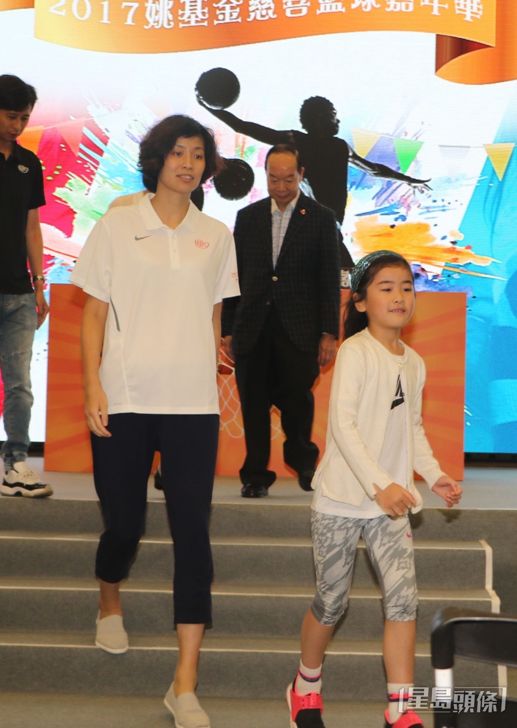 當年得7歲的姚沁蕾（右）身高直逼160cm，腿長驚人！