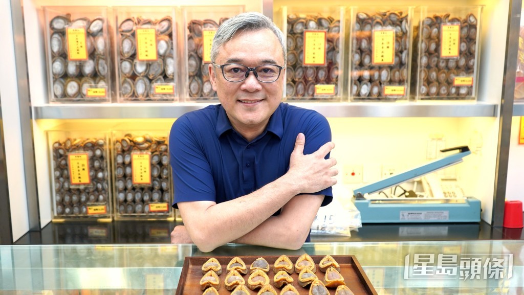 李國士自小學習中藥材營商，至1990年代勇闖南非發展，成為唯一合法擁有南非鮑魚捕撈權的華人。