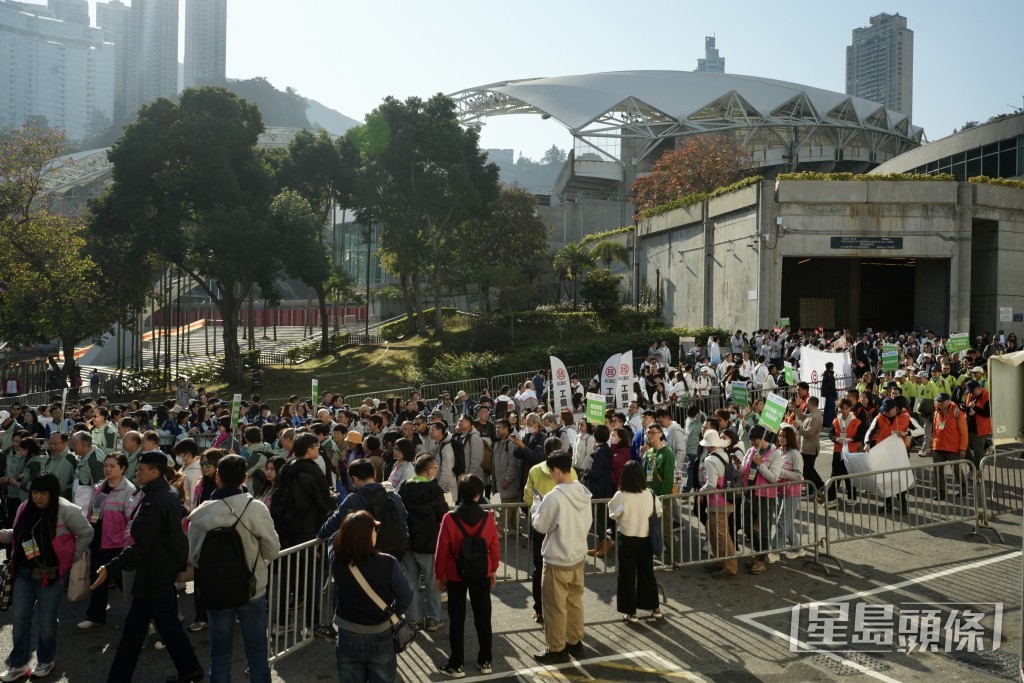 參加者由香港大球場出發，步行至香港仔郊野公園遊客中心。