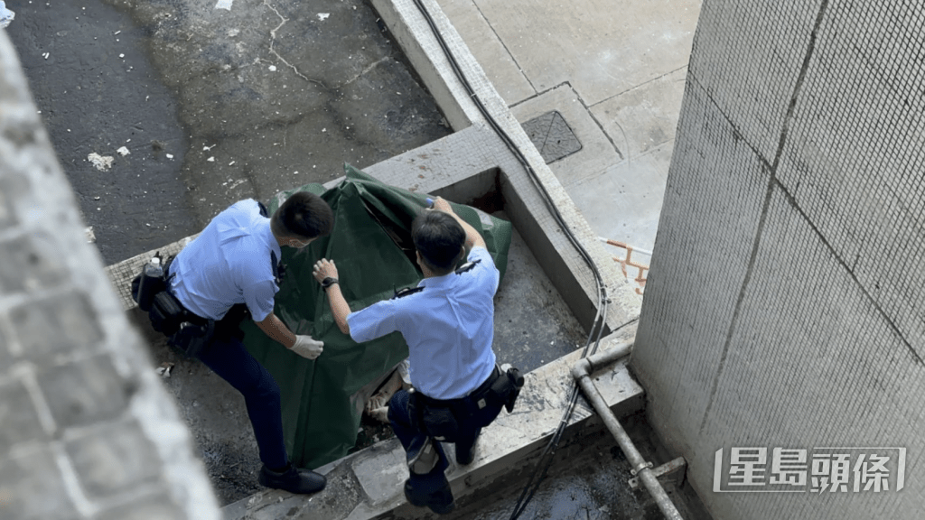 警員用帳篷掩蓋老翁遺體。梁國峰攝