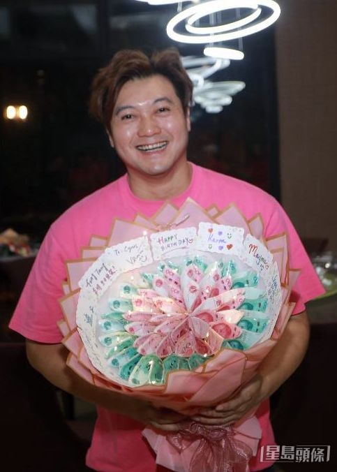 王嘉明收到別緻的銀紙花。