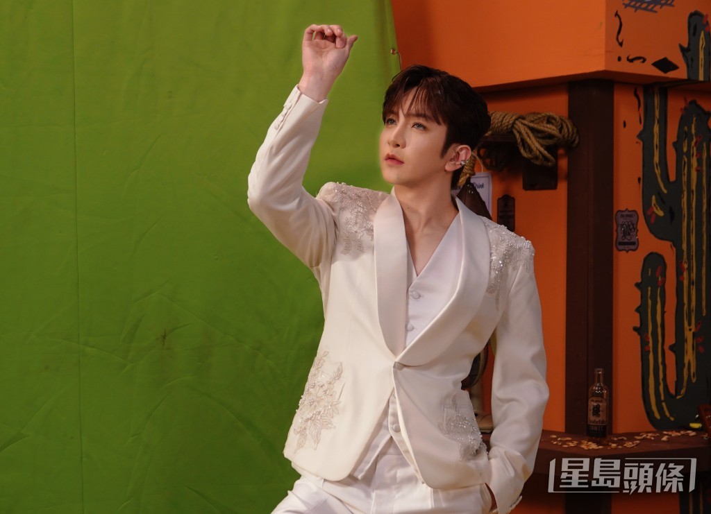 也有斯文靚仔一面。